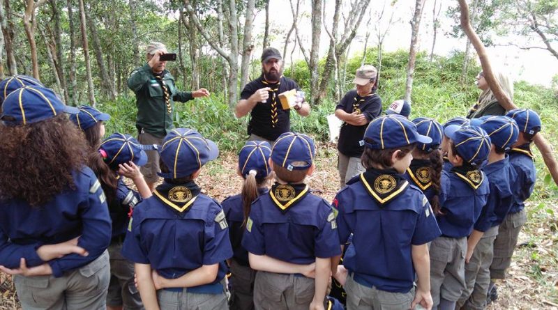 Grupo de escoteiros reúne mais de 100 crianças e adolescentes em